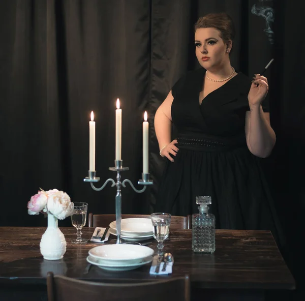 Femme avec cigarette à table — Photo