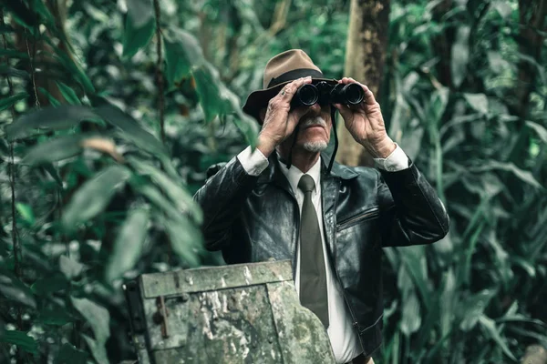 Explorador mirando con prismáticos —  Fotos de Stock