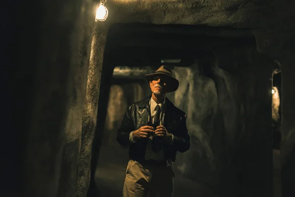 Explorador senior en cueva oscura — Foto de Stock