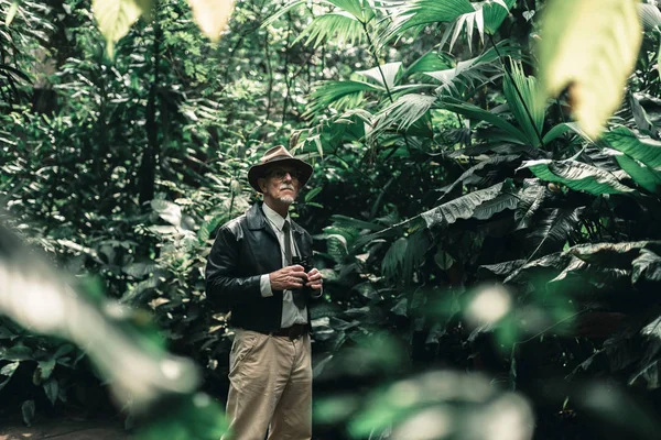 Alert explorer stojąc w dżungli — Zdjęcie stockowe