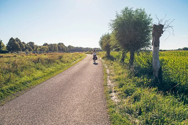 Landelijke weg met toeristische op fiets — Stockfoto