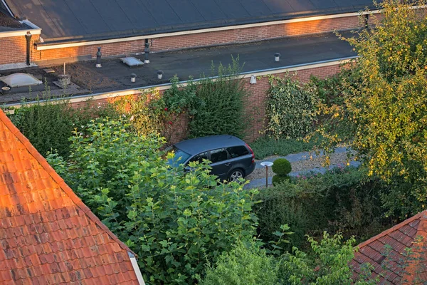 Geparktes Fahrzeug auf privater Zufahrt — Stockfoto