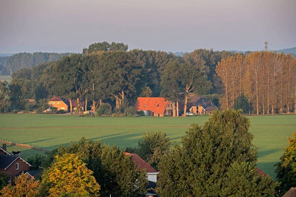 オランダの田舎の村の端に農地 — ストック写真