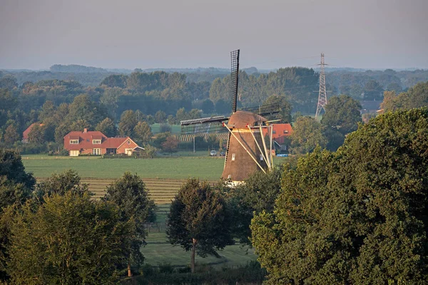 Eski Hollanda Yeldeğirmeni kırsal manzara — Stok fotoğraf