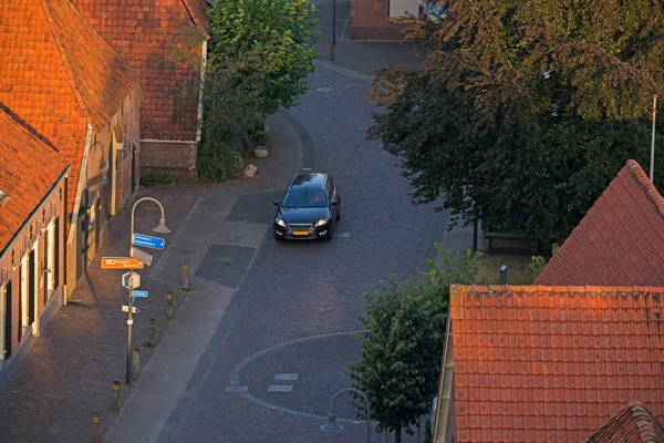 Auto guida sulla strada del villaggio olandese — Foto Stock