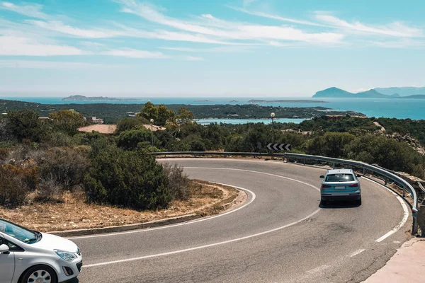 Намотування гірської дороги з двома автомобілями — стокове фото