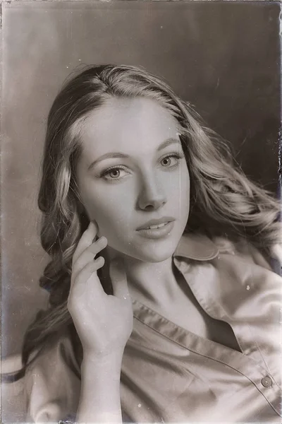 Portrait of young woman — Stock Photo, Image