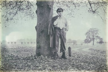 askeri subay ağacın altında duran