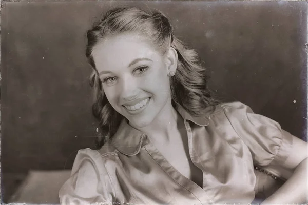 Portrait of young woman — Stock Photo, Image