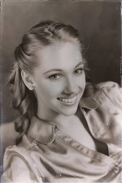 Portrait of young woman — Stock Photo, Image