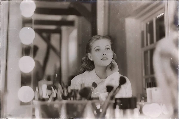 Młoda kobieta patrząc w lustro — Zdjęcie stockowe