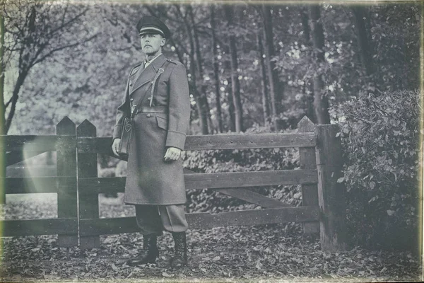 Oficial militar na floresta — Fotografia de Stock