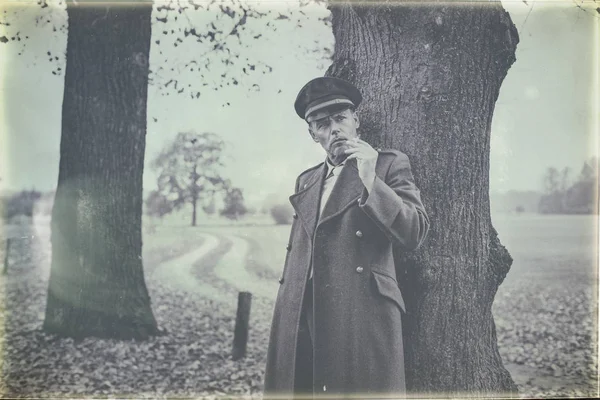 Vojenský důstojník kouření cigaret — Stock fotografie