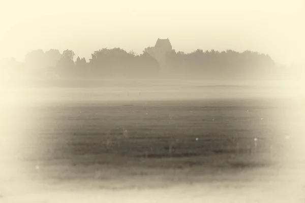 在雾中的荷兰老 churchtower — 图库照片