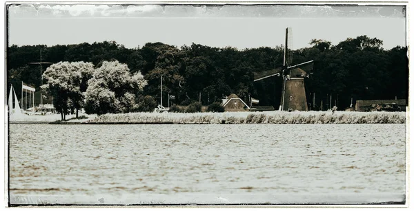 Joppe jezioro z wiatrak — Zdjęcie stockowe