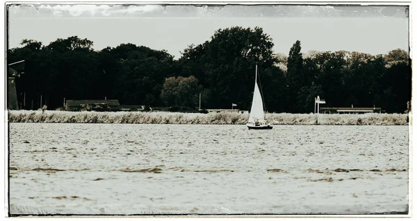 Veleiro flutuando no lago Joppe — Fotografia de Stock