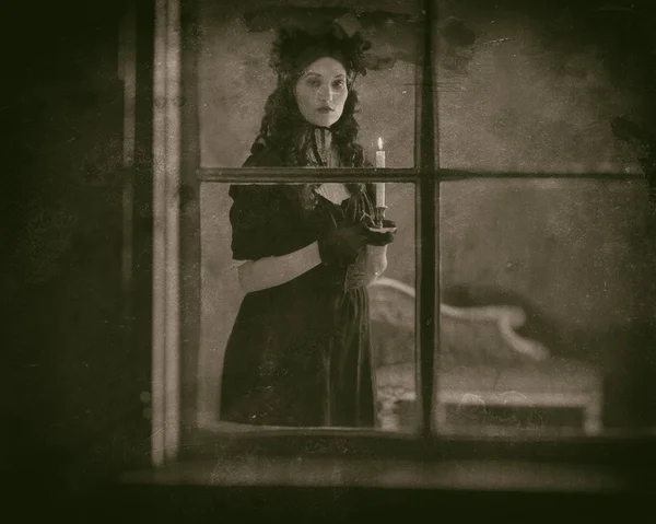 Mulher vitoriana em pé atrás da janela — Fotografia de Stock