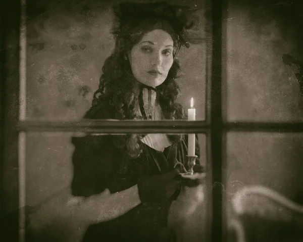 维多利亚时代的女人站在窗口的背后 — 图库照片