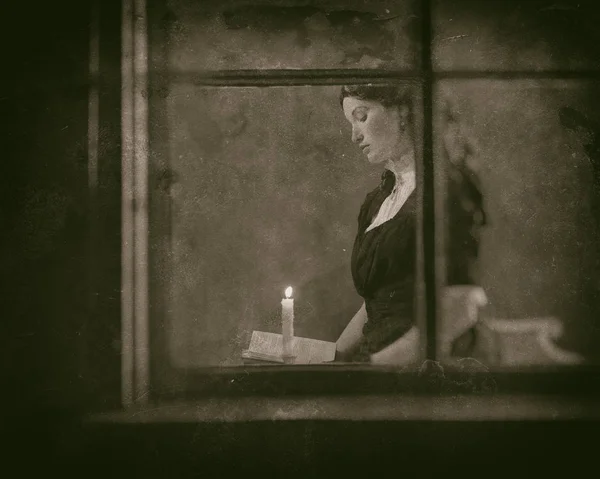 Victorian woman reading book — Stock Photo, Image