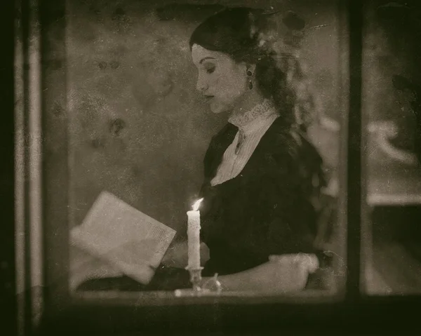 Mujer victoriana leyendo libro — Foto de Stock