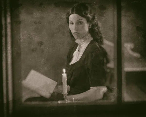 Mujer victoriana leyendo libro — Foto de Stock