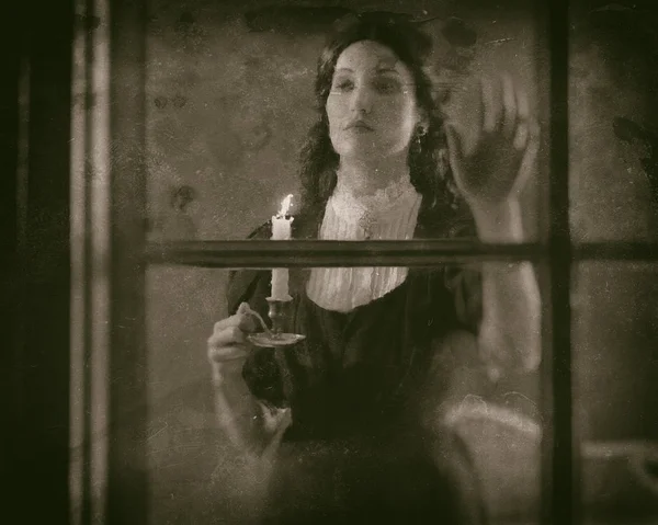 Mujer victoriana sosteniendo candelabro — Foto de Stock