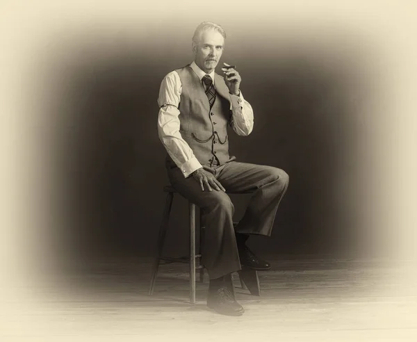 Muž na sobě oblek s doutníkem — Stock fotografie