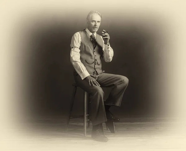 Mannen bär kostym med cigarr — Stockfoto