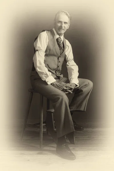 木製の椅子の上に座ってファッション男 — ストック写真