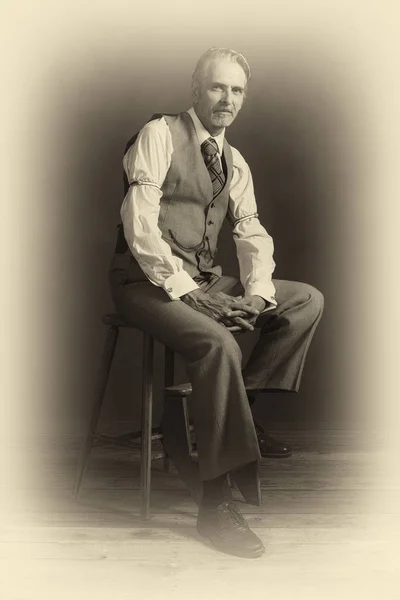Μόδα άνθρωπος κάθεται σε καρέκλα ξύλινη — Φωτογραφία Αρχείου