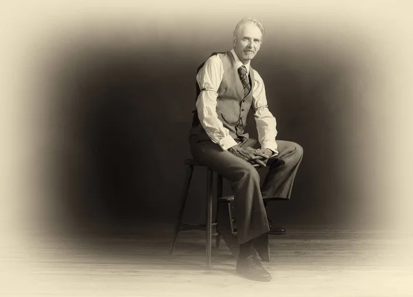 Uomo di moda seduto su una sedia di legno — Foto Stock