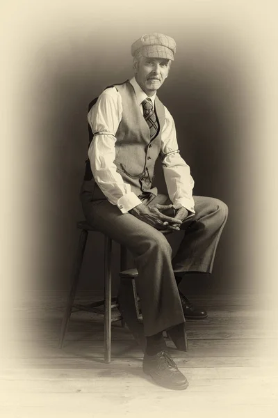 Mode man zit op houten stoel — Stockfoto