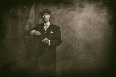 İngiliz gangster sigarayla ayakta