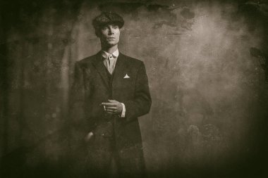İngiliz gangster sigarayla ayakta