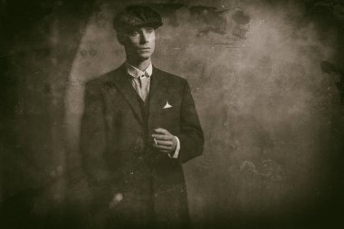 İngiliz gangster sigarayla ayakta