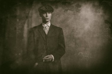 İngiliz gangster sigarayla ayakta