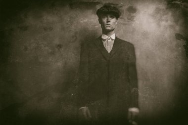 İngiliz gangster sigarayla ayakta