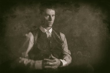 Silahla oturan gangster