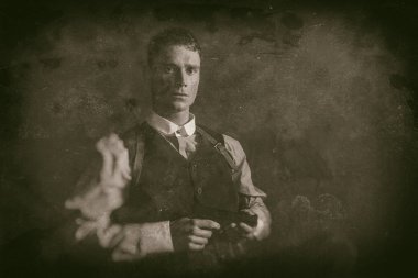 Silahla oturan gangster