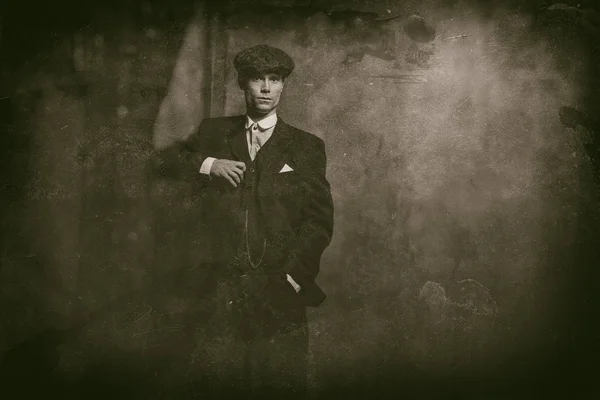 Anglický gangster na sobě oblek a čepici — Stock fotografie