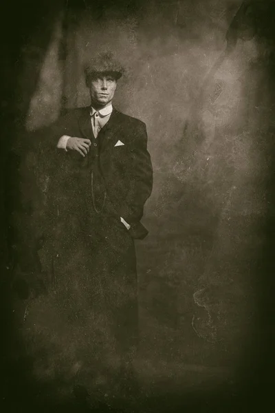 Gangster vistiendo traje y gorra — Foto de Stock