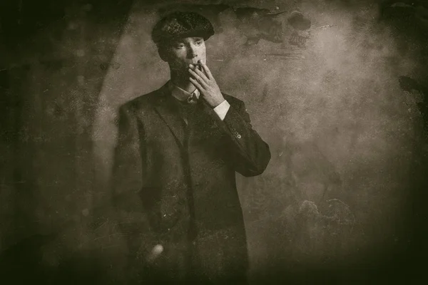 Inglés gangster smoking cigarro — Foto de Stock