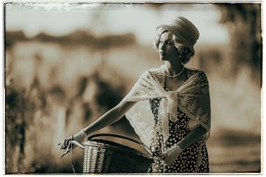 Bisiklet ile duran genç kadın