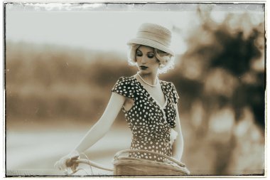 Bisiklet ile duran moda kadın