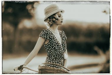 Bisiklet ile duran moda kadın