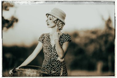 Bisiklet ile duran moda kadın