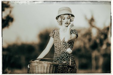 Bisiklet ile duran moda kadın