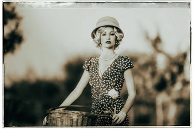 Bisiklet ile duran moda kadın