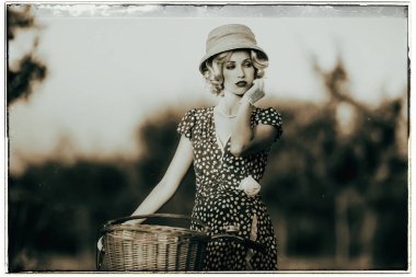 Bisiklet ile duran moda kadın