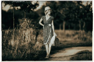 yolda çanta ile kadın moda